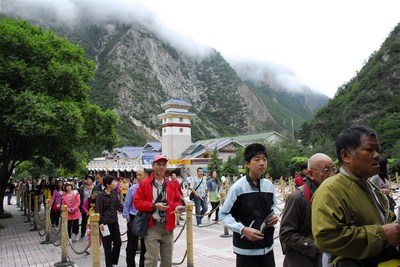 九寨溝單日游客破2萬，景區管理如何應對春游高峰？